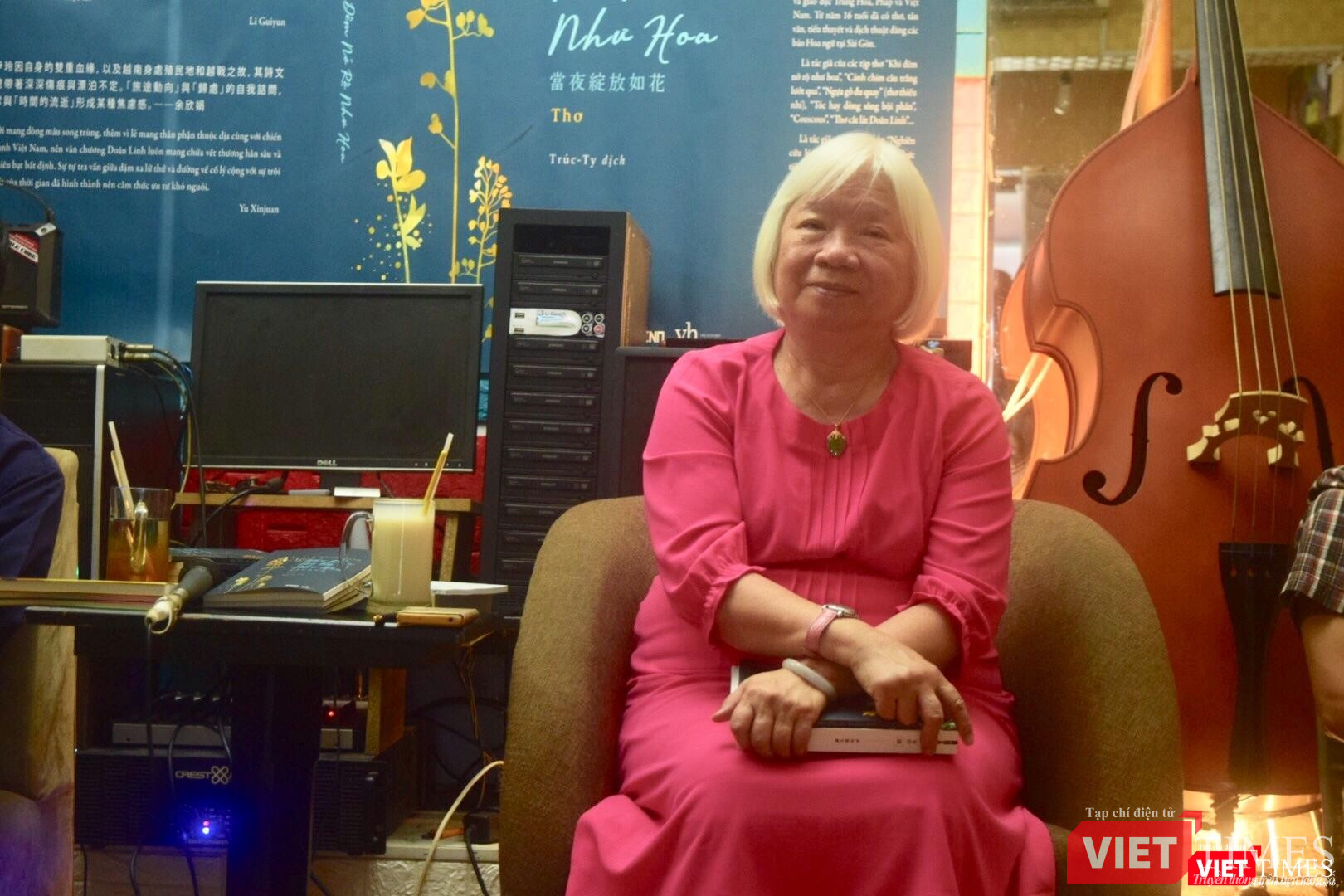 Nữ sĩ Doãn Linh là tác giả của nhiều tập thơ và chuyên luận sâu sắc Nữ sĩ Doãn Linh là tác giả của nhiều tập thơ và chuyên luận sâu sắc