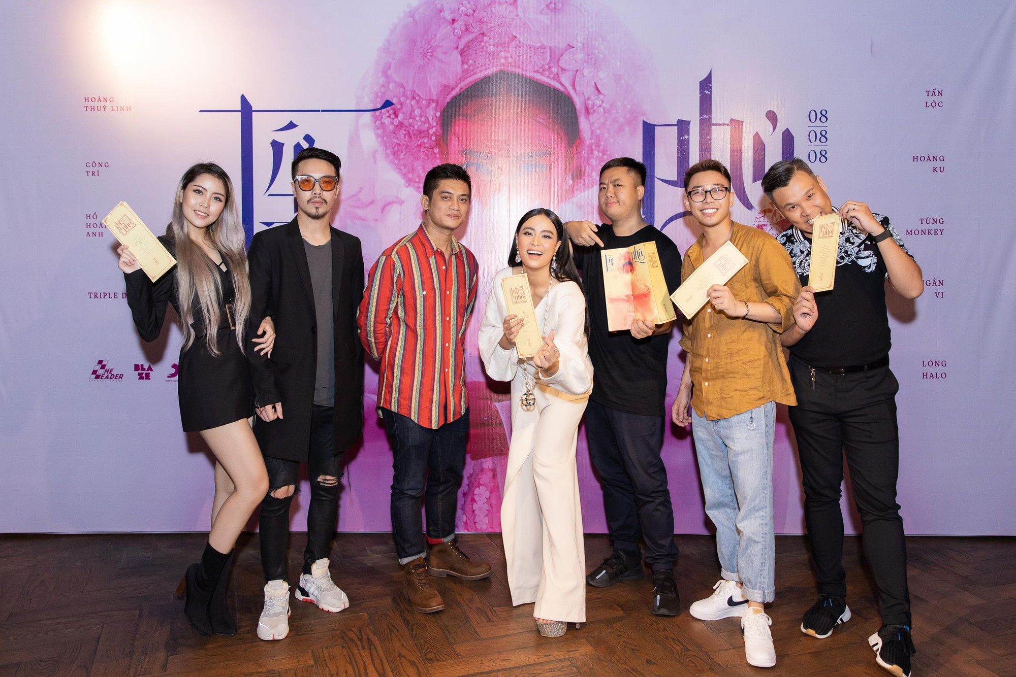 Nhóm sản xuất cầm trên tay những tờ "sớ" mang tự sự của Hoàng Thùy Linh