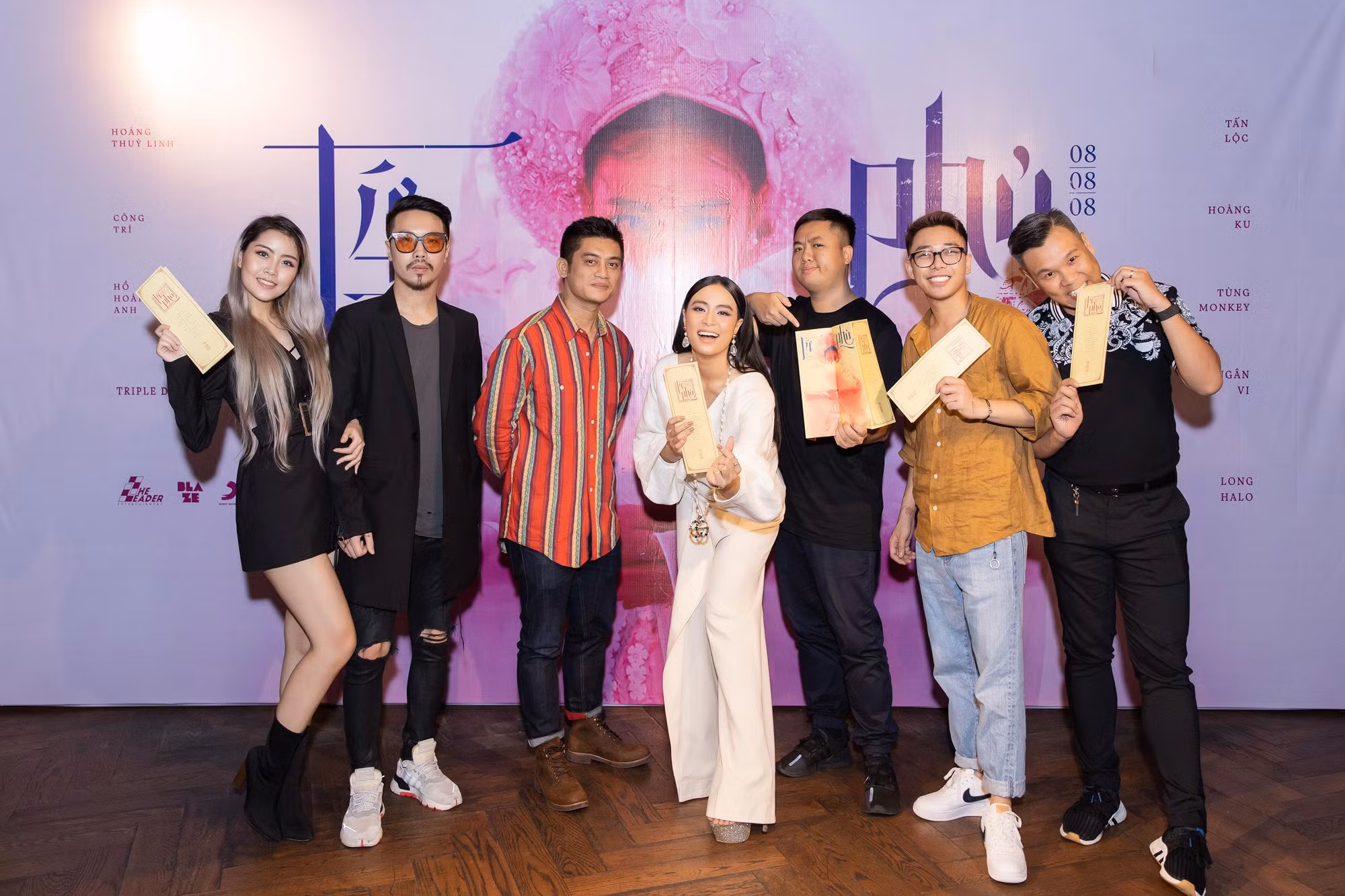 Nhóm sản xuất cầm trên tay những tờ "sớ" mang tự sự của Hoàng Thùy Linh