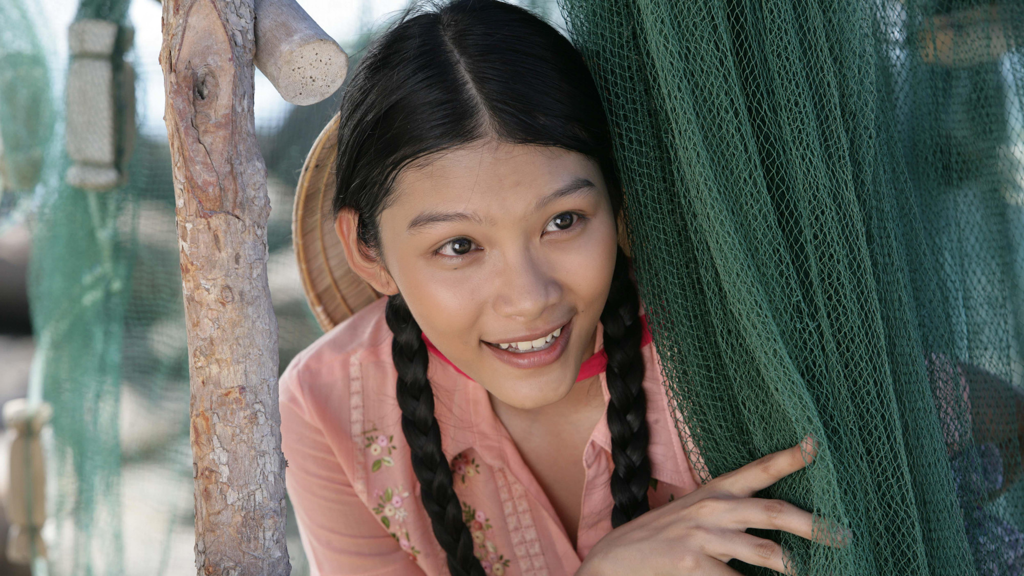 Tình yêu trẻ trung sâu đậm của những cô gái mặn mòi vùng đảo khát 