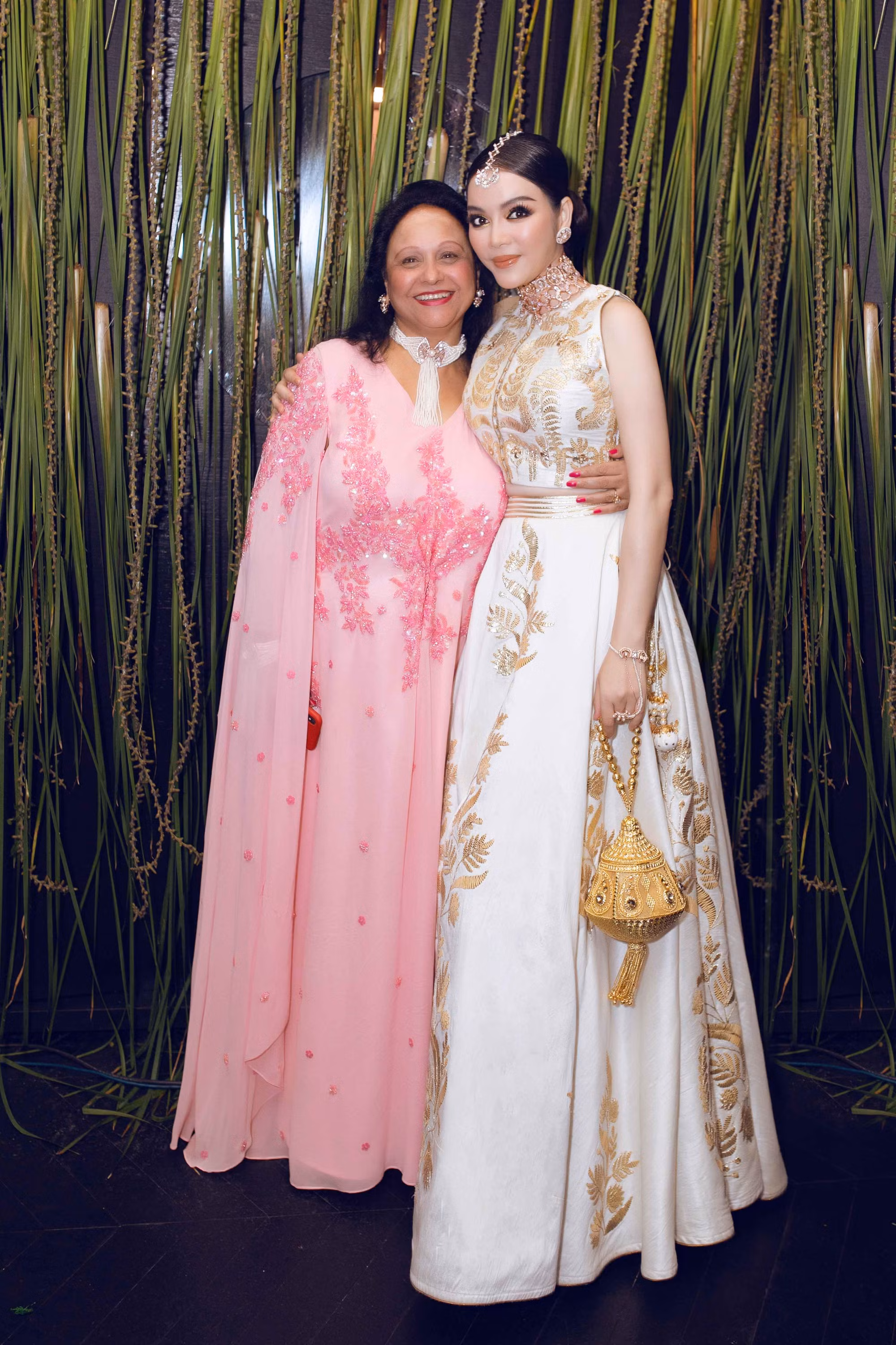 Lý Nhã Kỳ chụp ảnh lưu niệm cùng phu nhân ngài tỉ phú Ấn Độ