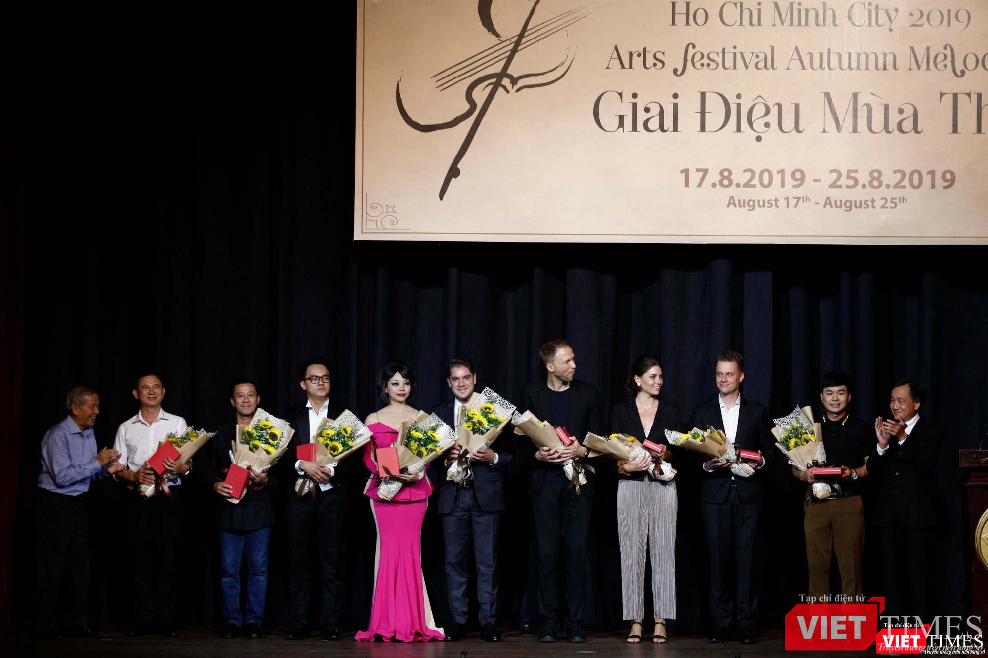 BTC tặng hoa ông Mpangi Otte - Viện trưởng Viện Goethe TP.HCM và các đạo diễn David Hermann, Anna Weber và các nghệ sĩ tham gia Liên hoan