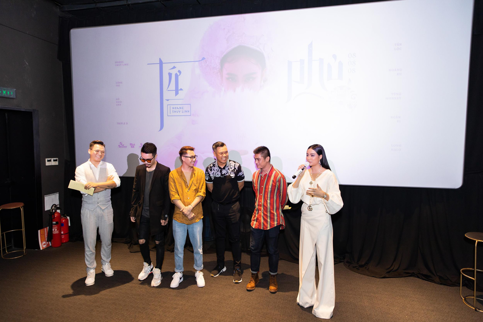 Nếu nhìn cả bộ trang phục, sẽ thấy nhiều nhược điểm lớn khi nó quá khổ với cô ca sĩ, hay nói khác đi, đừng mặc lên mình chiếc áo quá rộng