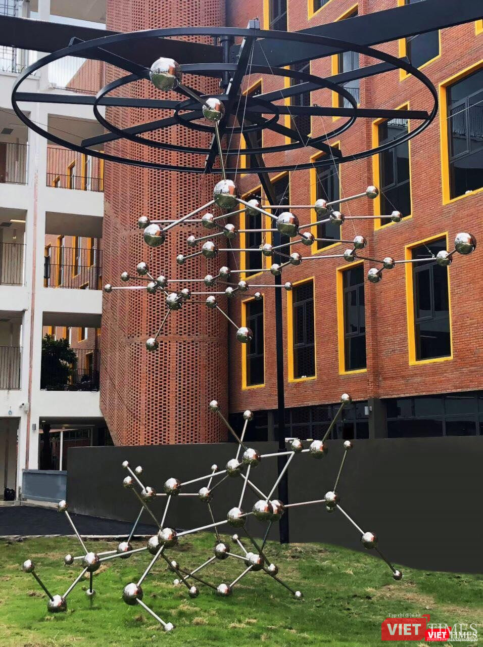 "Mật Mật Mật" đang trưng bày tại không gian sân trường EMASI Nam Long