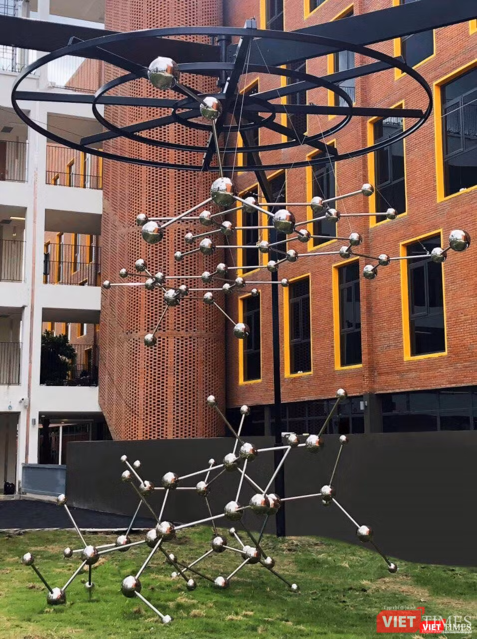 "Mật Mật Mật" đang trưng bày tại không gian sân trường EMASI Nam Long