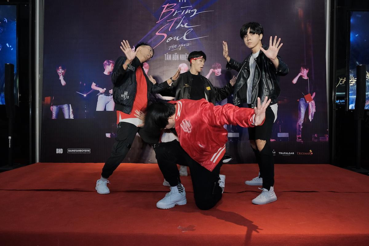 Trình diễn tại buổi ra mắt bộ phim tối qua 6/8 