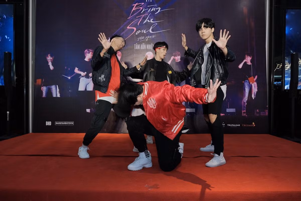 Trình diễn tại buổi ra mắt bộ phim tối qua 6/8 Trình diễn tại buổi ra mắt bộ phim tối qua 6/8