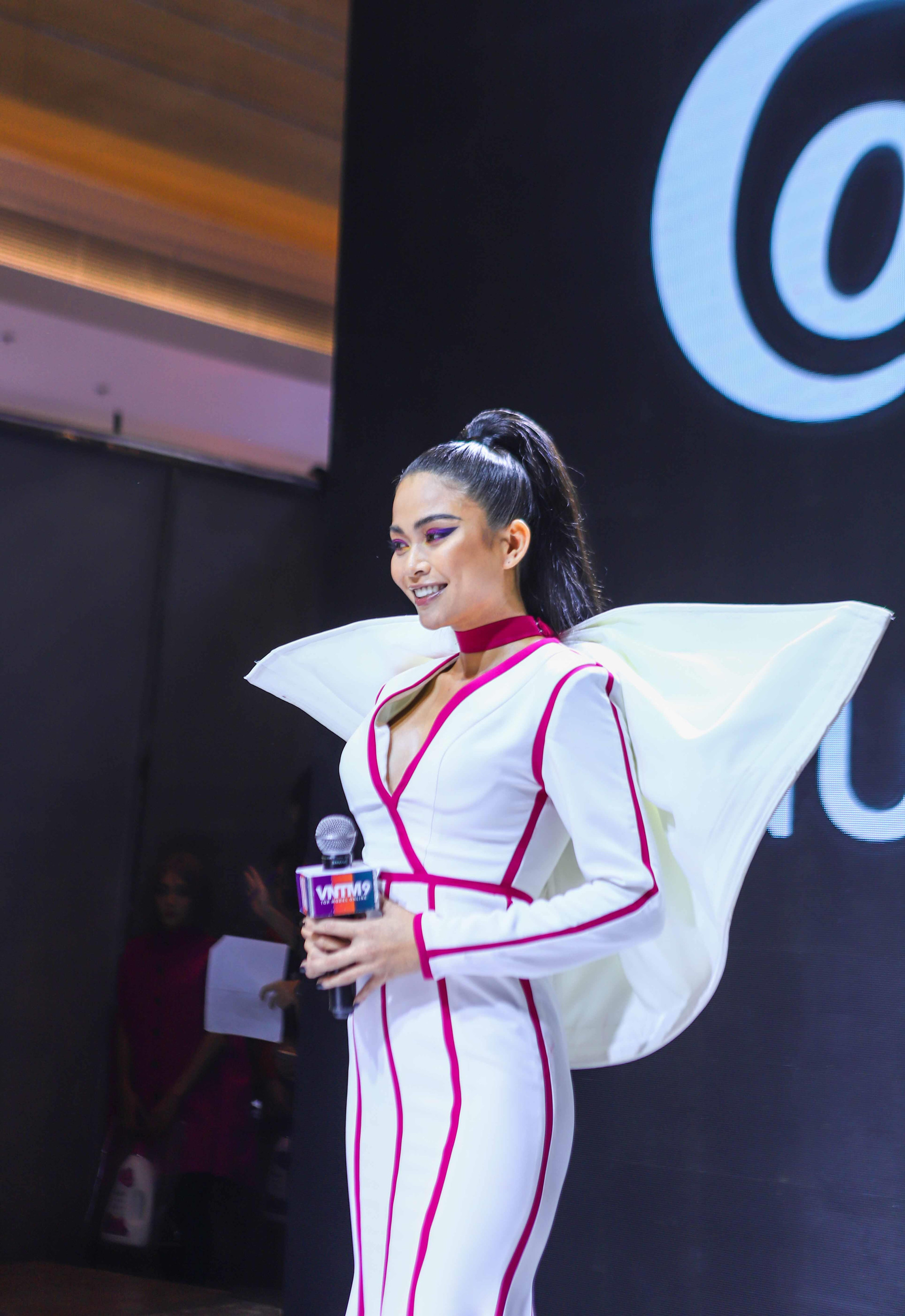 Người mẫu Mâu Thủy trong một bộ đồ khác 