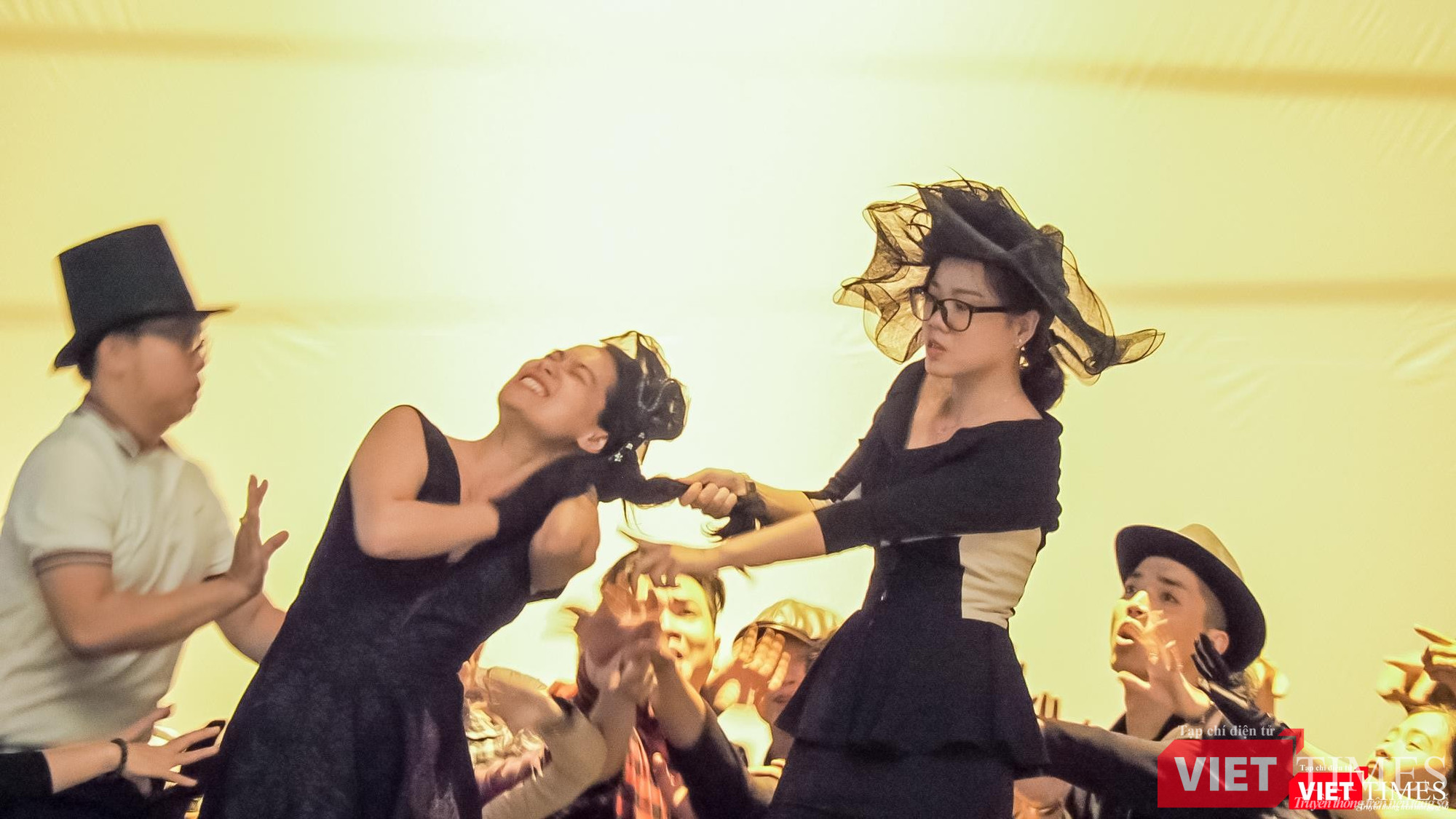 Các nghệ sĩ đang tập luyện để chuẩn bị cho vở diễn “Yesterday’s Memory” tối 17/8 Các nghệ sĩ đang tập luyện để chuẩn bị cho vở diễn tối 17/8