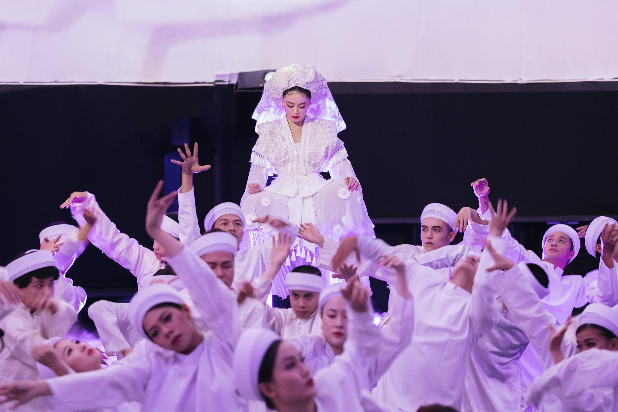 Hình ảnh trong MV "Tứ Phủ" nhiều liên quan tín ngưỡng tôn giáo thờ Mẫu