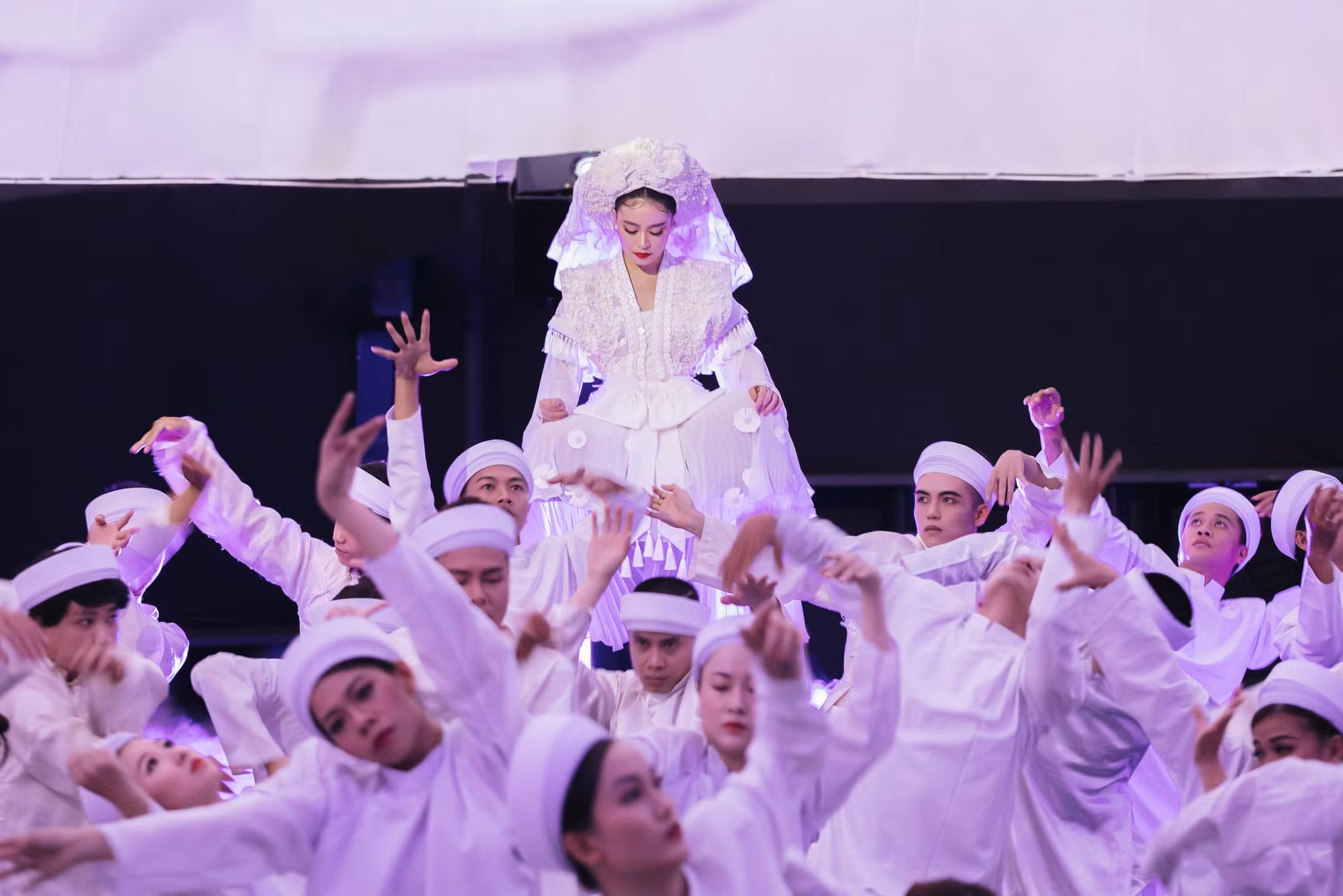 Hình ảnh trong MV "Tứ Phủ" nhiều liên quan tín ngưỡng tôn giáo thờ Mẫu