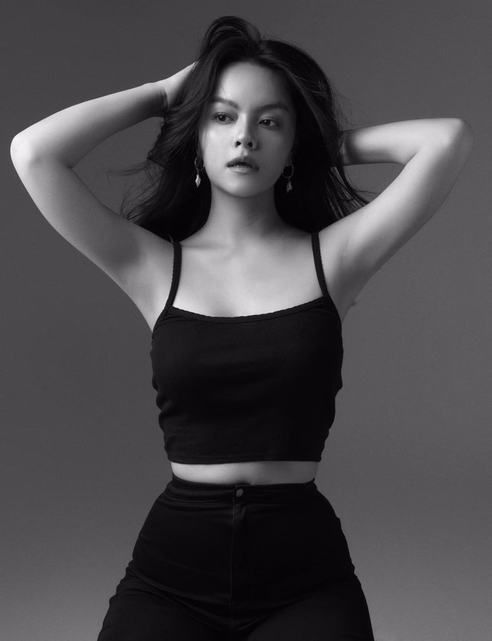 Người đẹp hát dùng tông màu đen trắng để vạch một đường ranh giới với quá khứ? Người đẹp hát dùng tông màu đen trắng để vạch một đường ranh giới với quá khứ?