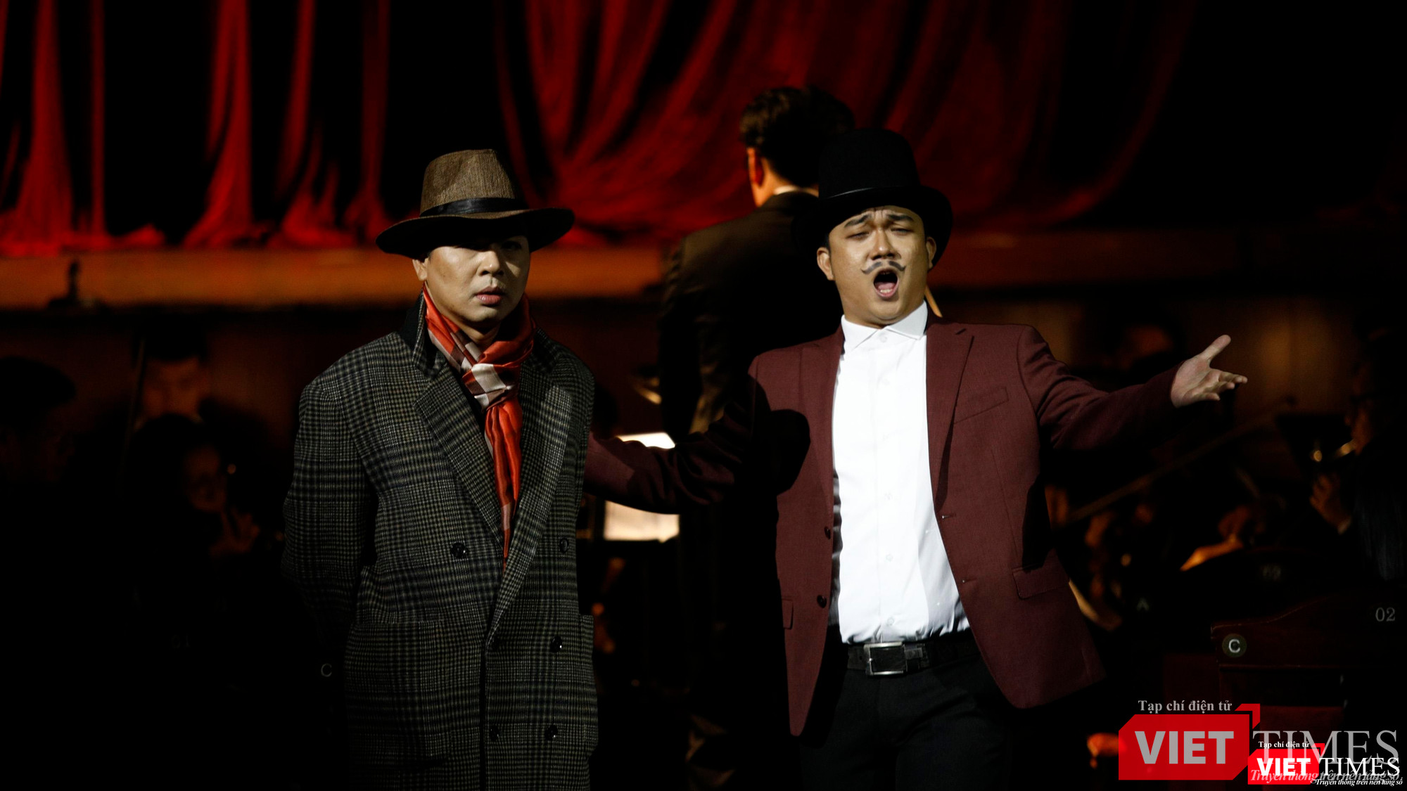 Nghệ sĩ Phan Hữu Trung Kiệt (bên trái) trong vai thám tử M và Trần Thanh Nam vai Giám đốc Nhà hát trong vở diễn "Yesterday's Memory"