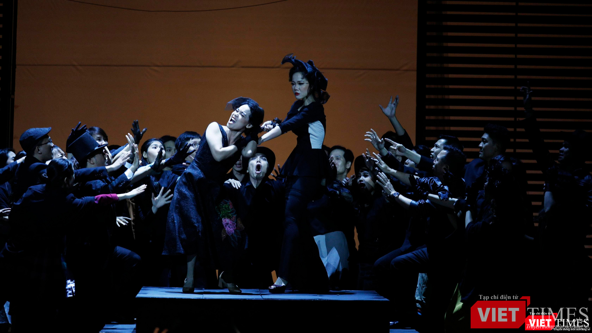 Phạm Khánh Ngọc và Phạm Duyên Huyền trong màn xung đột khiến kịch tính đẩy lên cao trào trong vở diễn