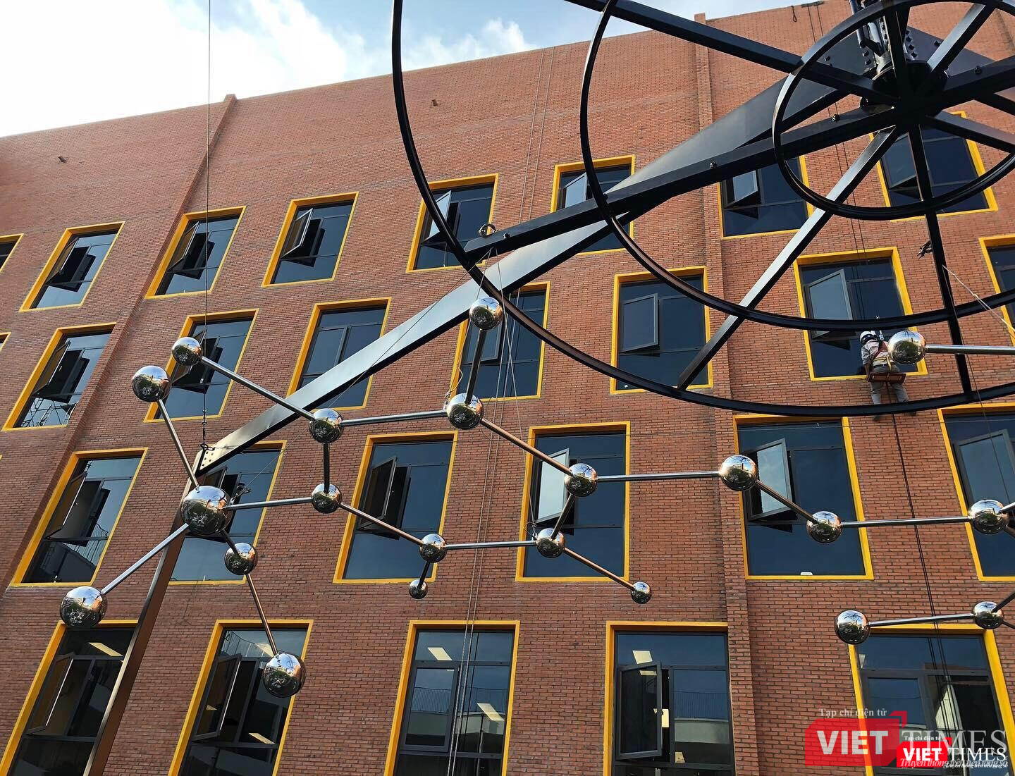 “Riêng tác phẩm điêu khắc công cộng được thực hiện với cố vấn kết cấu từ kiến trúc sư Hồ Đình Chiêu, Công ty The Five & Partners”, Ly Hoàng Ly chia sẻ.