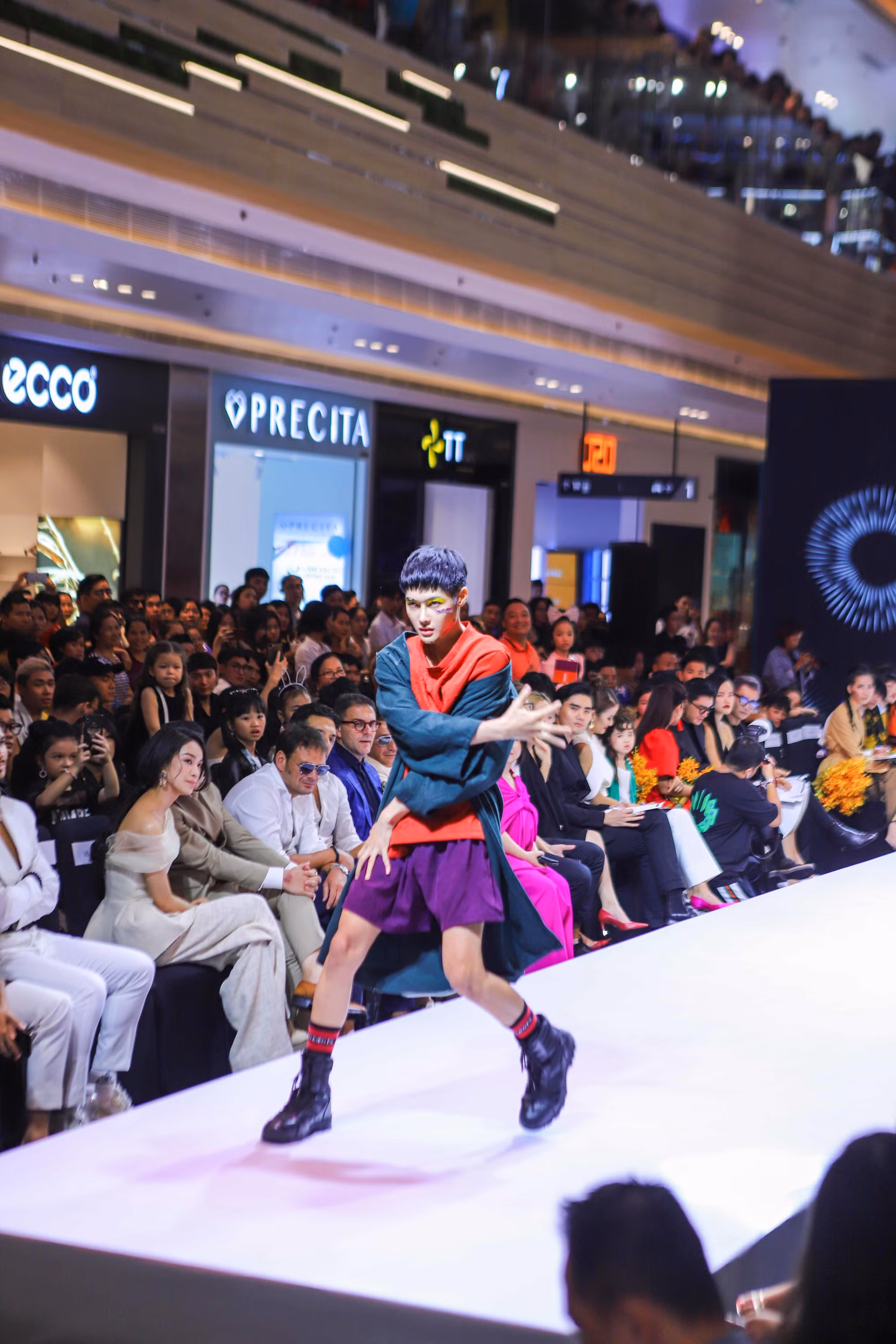 Những màn trình diễn độc đáo và kỳ quặc Những màn trình diễn độc đáo và kỳ quặc