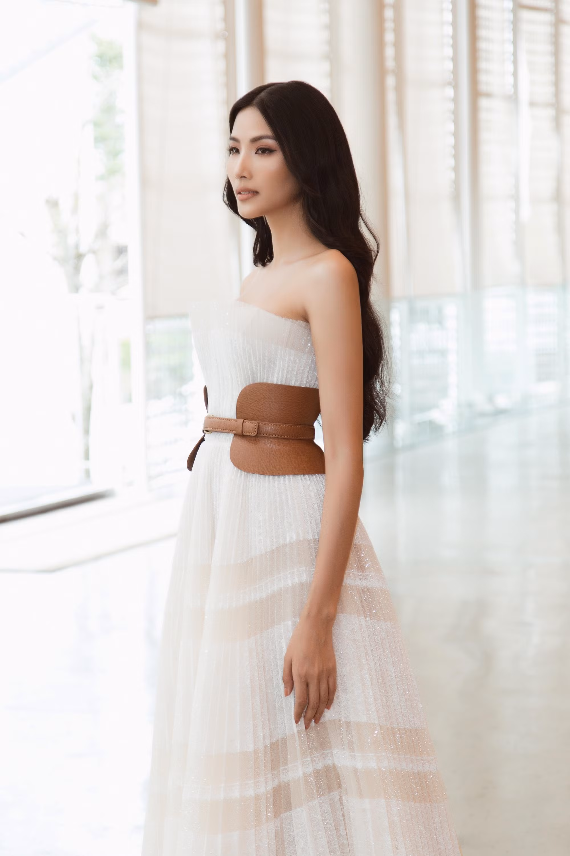 Lựa chọn trang phục của Chung Thanh Phong khiến Hoàng Thùy nữ tính hơn Lựa chọn trang phục của Chung Thanh Phong khiến Hoàng Thùy nữ tính hơn