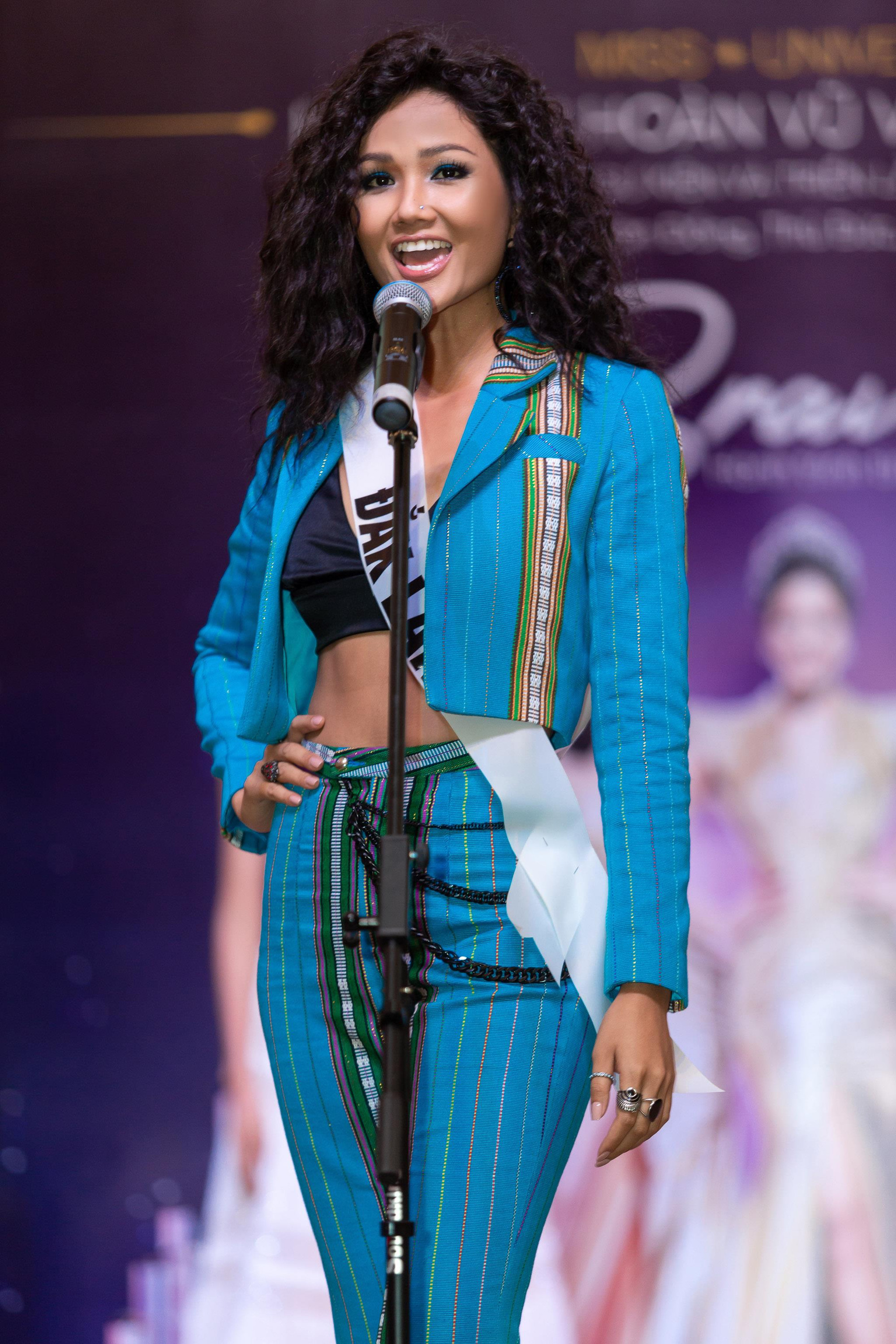 Hoa hậu H' Hen Niê chọn phong cách mạnh mẽ