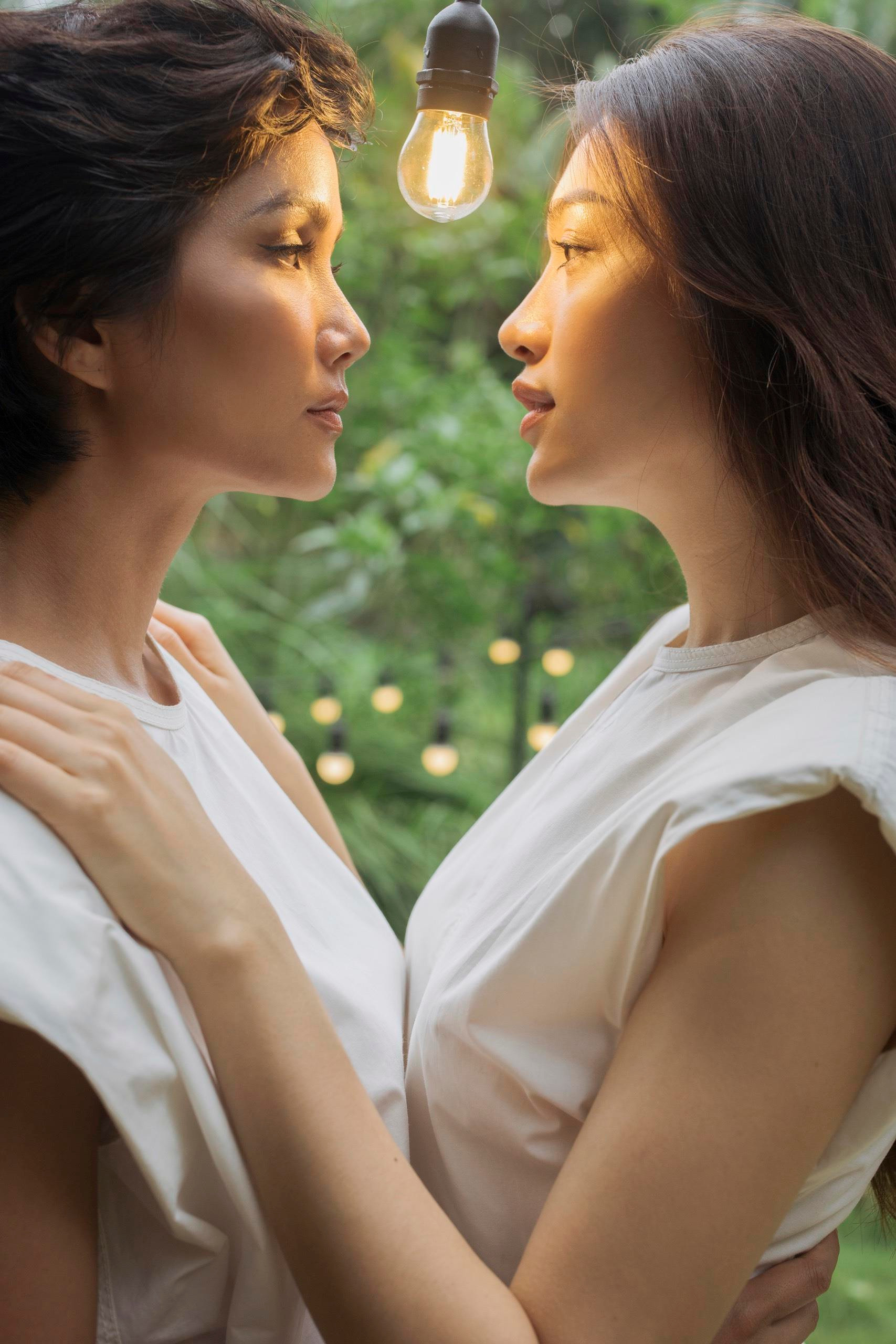 Concept khá lạ của bộ ảnh bắt trọn vẻ đẹp thanh xuân của hoa hậu và á hậu Concept khá lạ của bộ ảnh bắt trọn vẻ đẹp thanh xuân của hoa hậu và á hậu