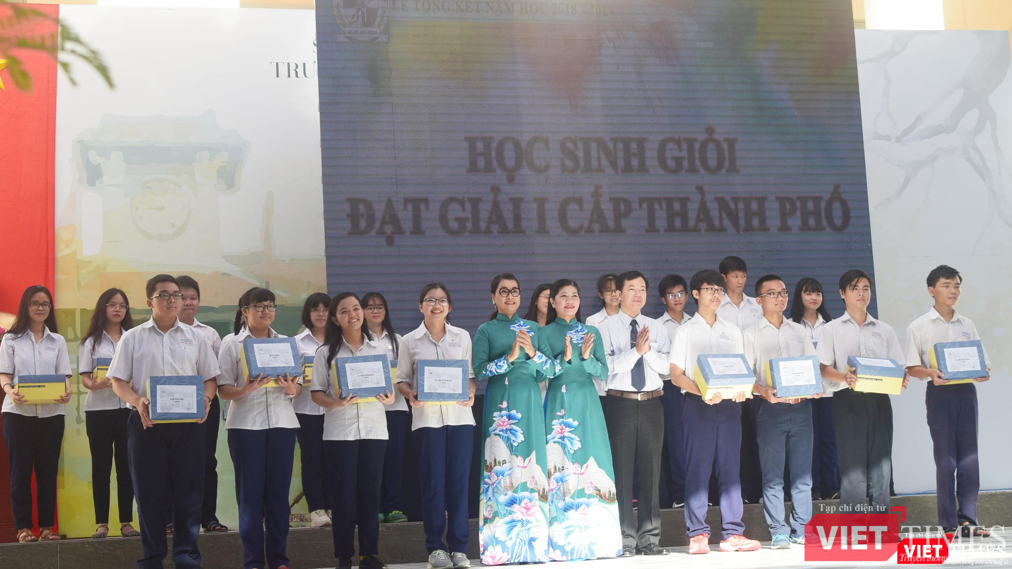 Cô hiệu trưởng Nguyễn Yến Trinh (trường Chuyên Lê Hồng Phong) trao bằng khen cho các em học sinh giỏi đạt Giải I cấp thành phố năm 2019 Cô hiệu trưởng Nguyễn Yến Trinh (trường Chuyên Lê Hồng Phong) trao bằng khen cho các em học sinh giỏi cấp thành phố năm 2019