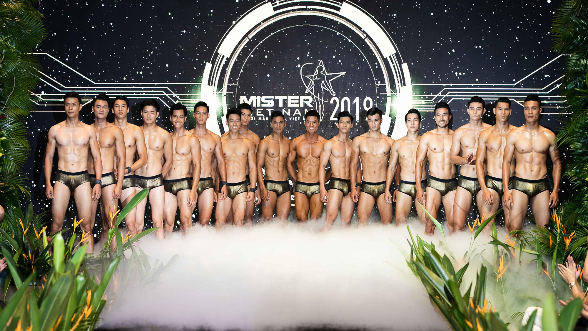 Thí sinh Mister Vietnam 2019 trong trang phục đi biển 