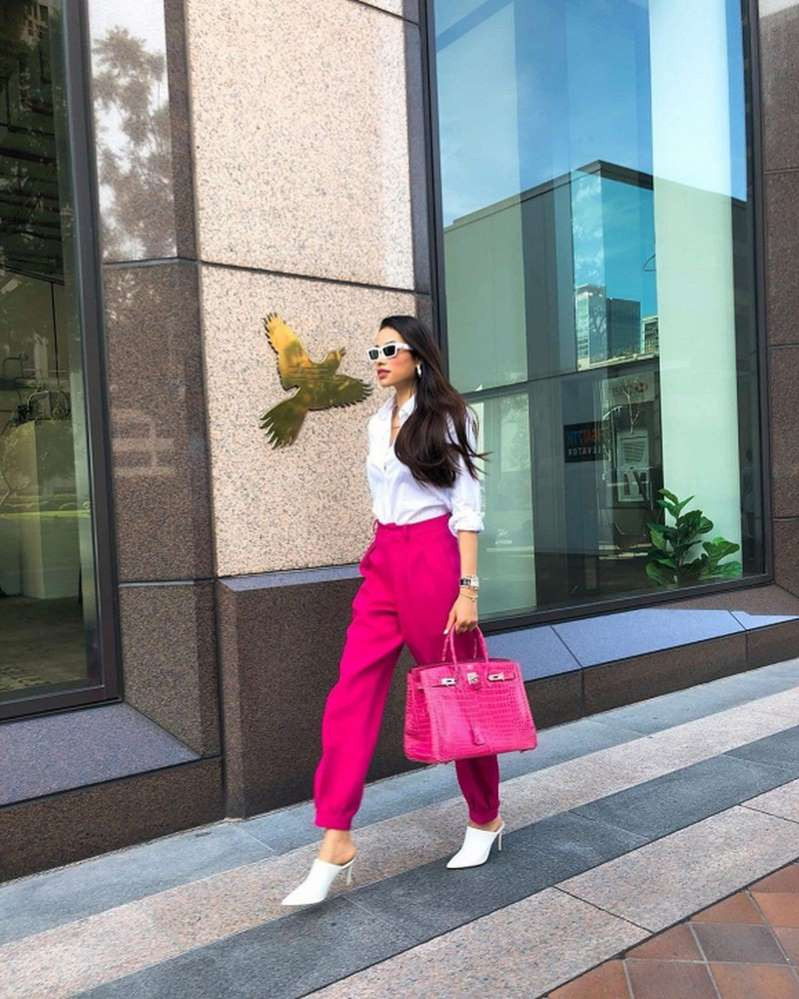 “Business women after office hour. Áo trắng trên phố đông”