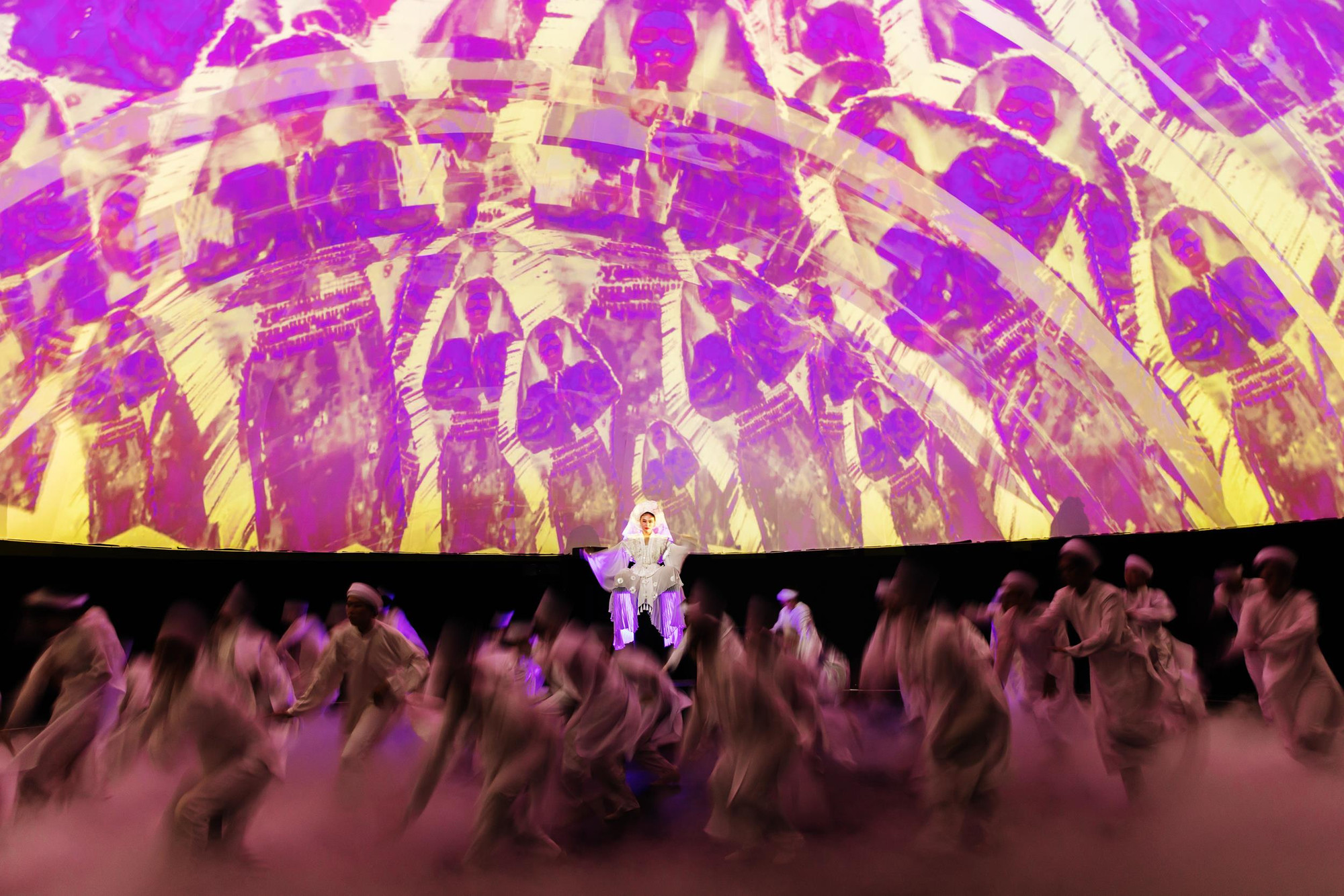 Cộng đồng thờ đạo Mẫu nghĩ gì về những hình ảnh này?