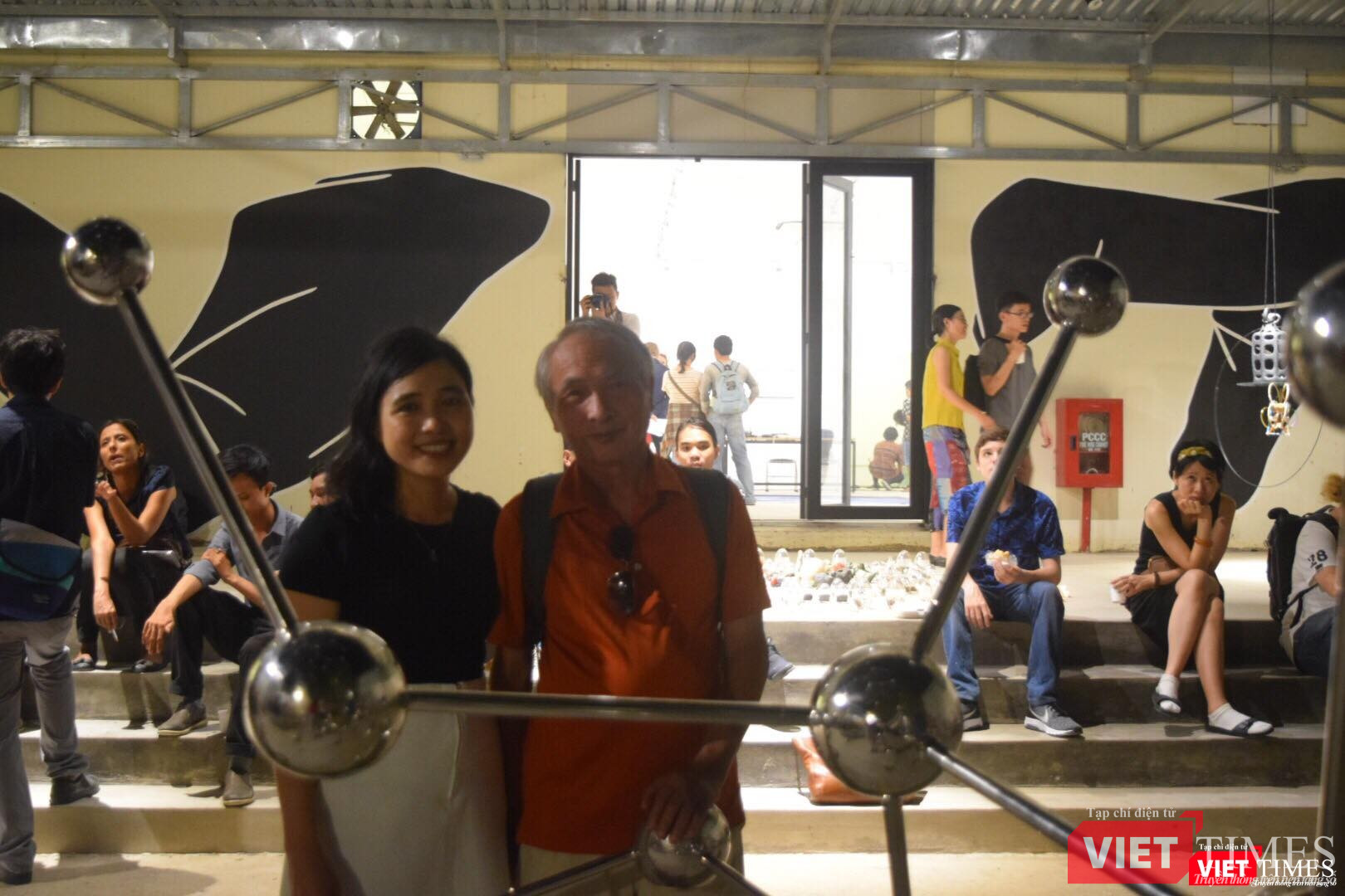 Nhà thơ Hoàng Hưng đến chúc mừng con gái - nghệ sĩ Ly Hoàng Ly, nhân dịp giới thiệu "Mật Mật Mật" tại A Farm hồi năm 2018