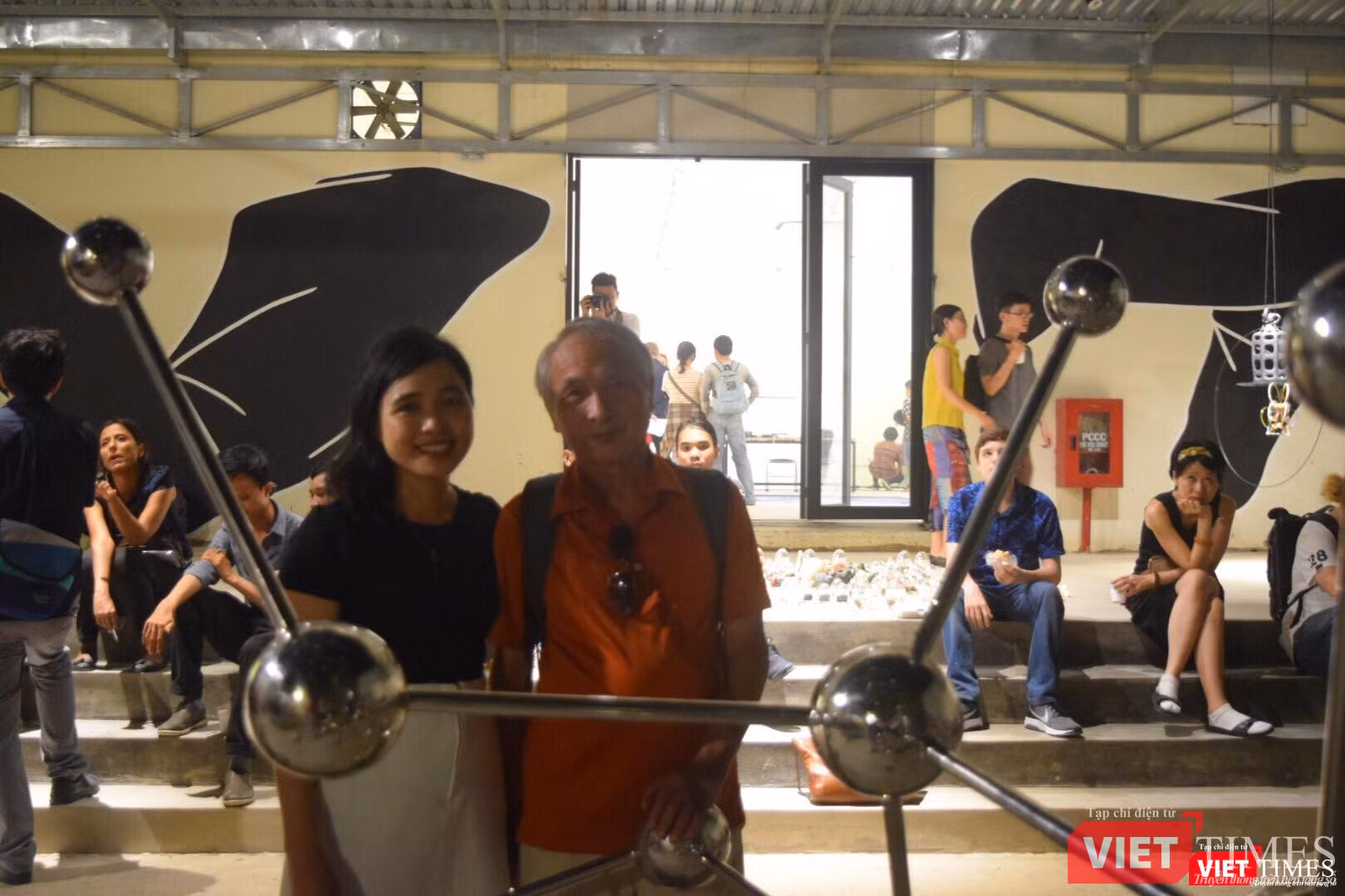 Nhà thơ Hoàng Hưng đến chúc mừng con gái - nghệ sĩ Ly Hoàng Ly, nhân dịp giới thiệu "Mật Mật Mật" tại A Farm hồi năm 2018