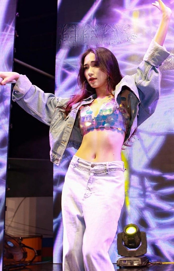 Hòa Minzy khoe vòng 2 siêu nhỏ trên sân khấu ca nhạc Hòa Minzy khoe vòng 2 siêu nhỏ trên sân khấu ca nhạc