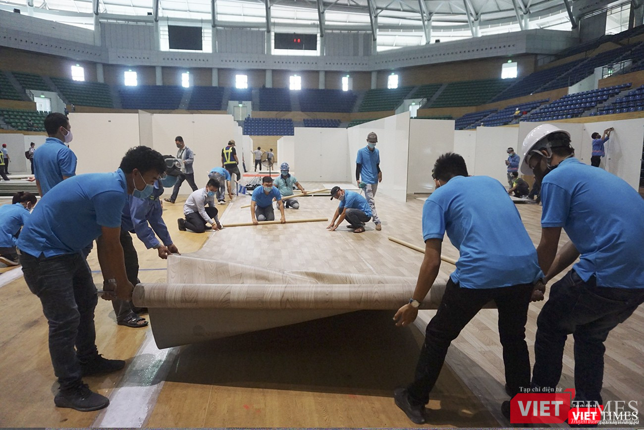 Lớp lót sàn nhanh chóng được trải lên