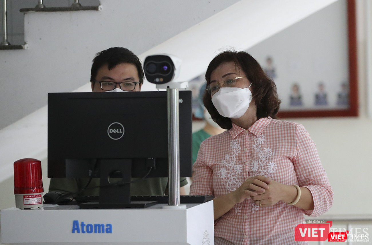 Bà Ngô Thị Kim Yến - Giám đốc Sở Y tế Đà Nẵng kiểm tra công tác phân luồng bệnh nhân