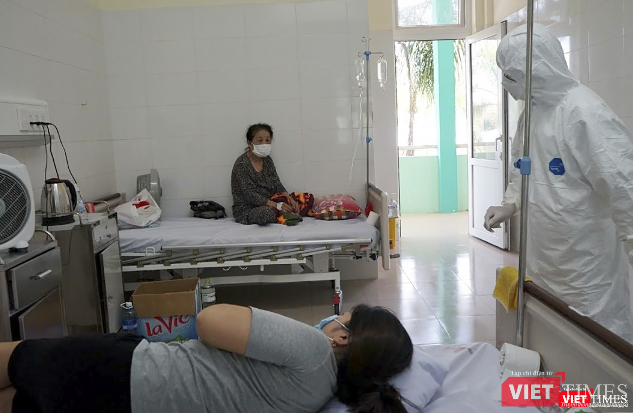 Thăm hỏi, động viên các bệnh nhân