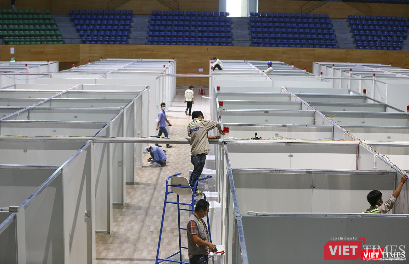 Công nhân lắp đặt thiết bị điện