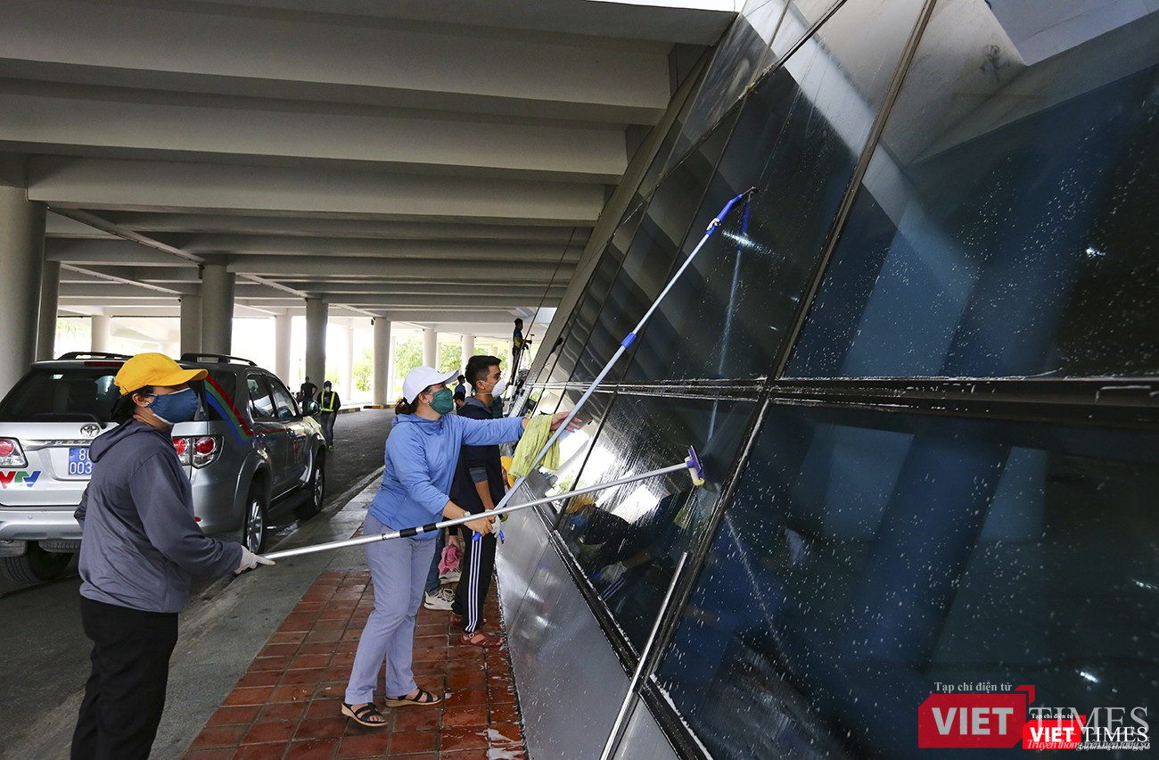 Công nhân vệ sinh bắt đầu vệ sinh phía bên ngoài "bệnh viện".