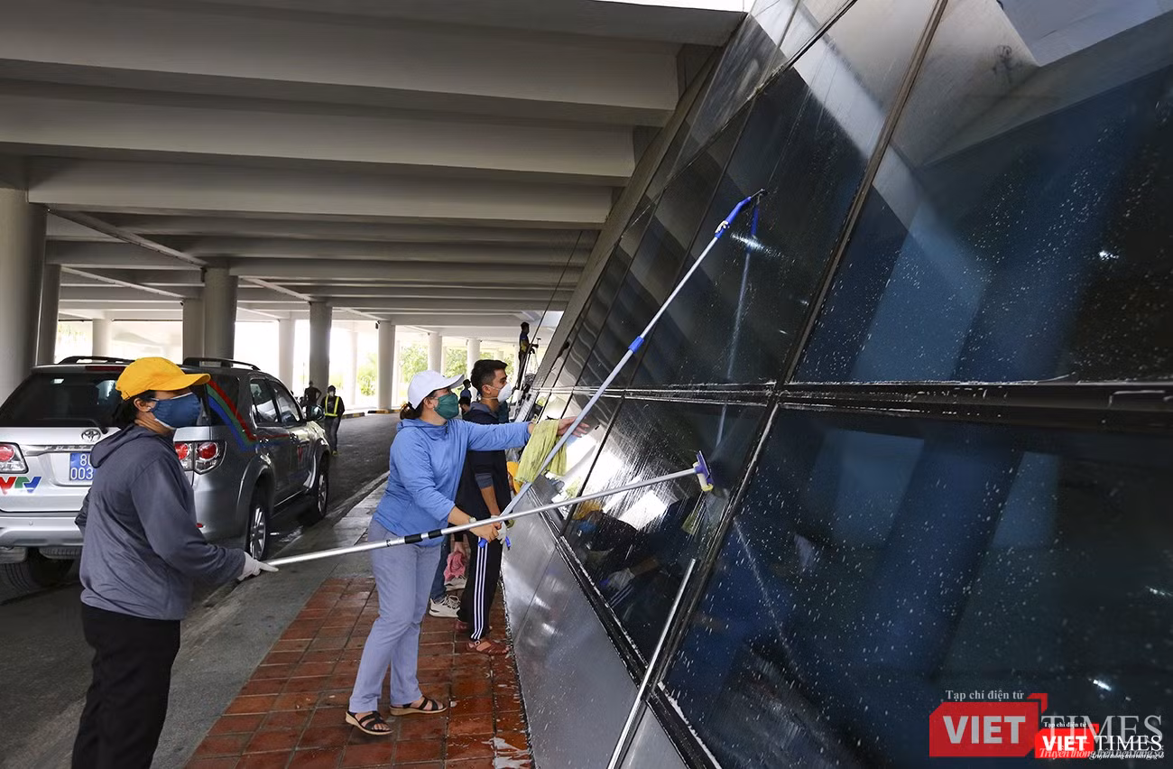 Công nhân vệ sinh bắt đầu vệ sinh phía bên ngoài "bệnh viện".