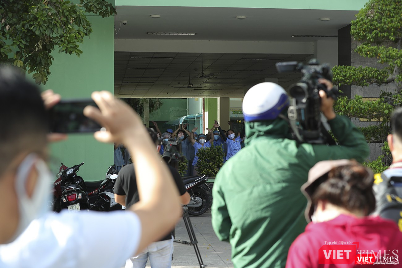 Đội ngũ y bác sĩ Bệnh viện Đà Nẵng vui mừng khi bệnh viện được dỡ bó lệnh phong tỏa