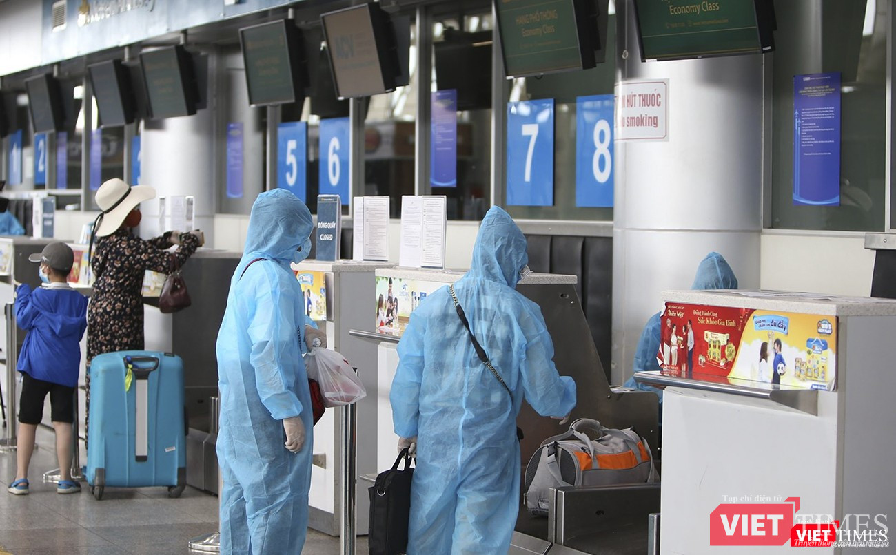 Làm thủ tục lên máy bay