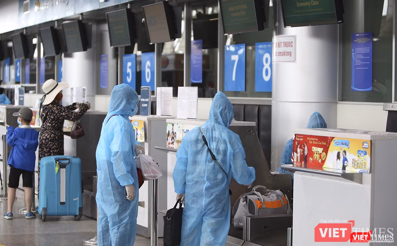 Làm thủ tục lên máy bay