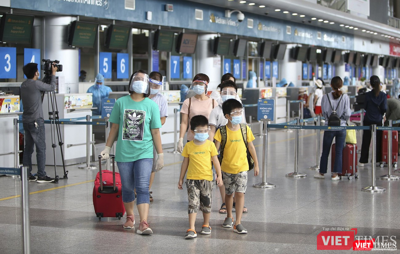 Những du khách bị mắc kẹt đầu tiên rời Đà Nẵng