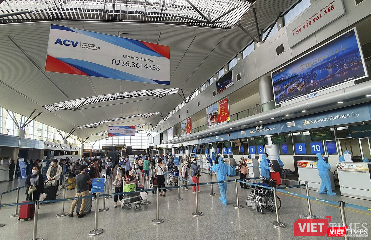 Sân bay Đà Nẵng trưa 12/8 đón hơn 400 du khách rời Đà Nẵng đi Hà Nội