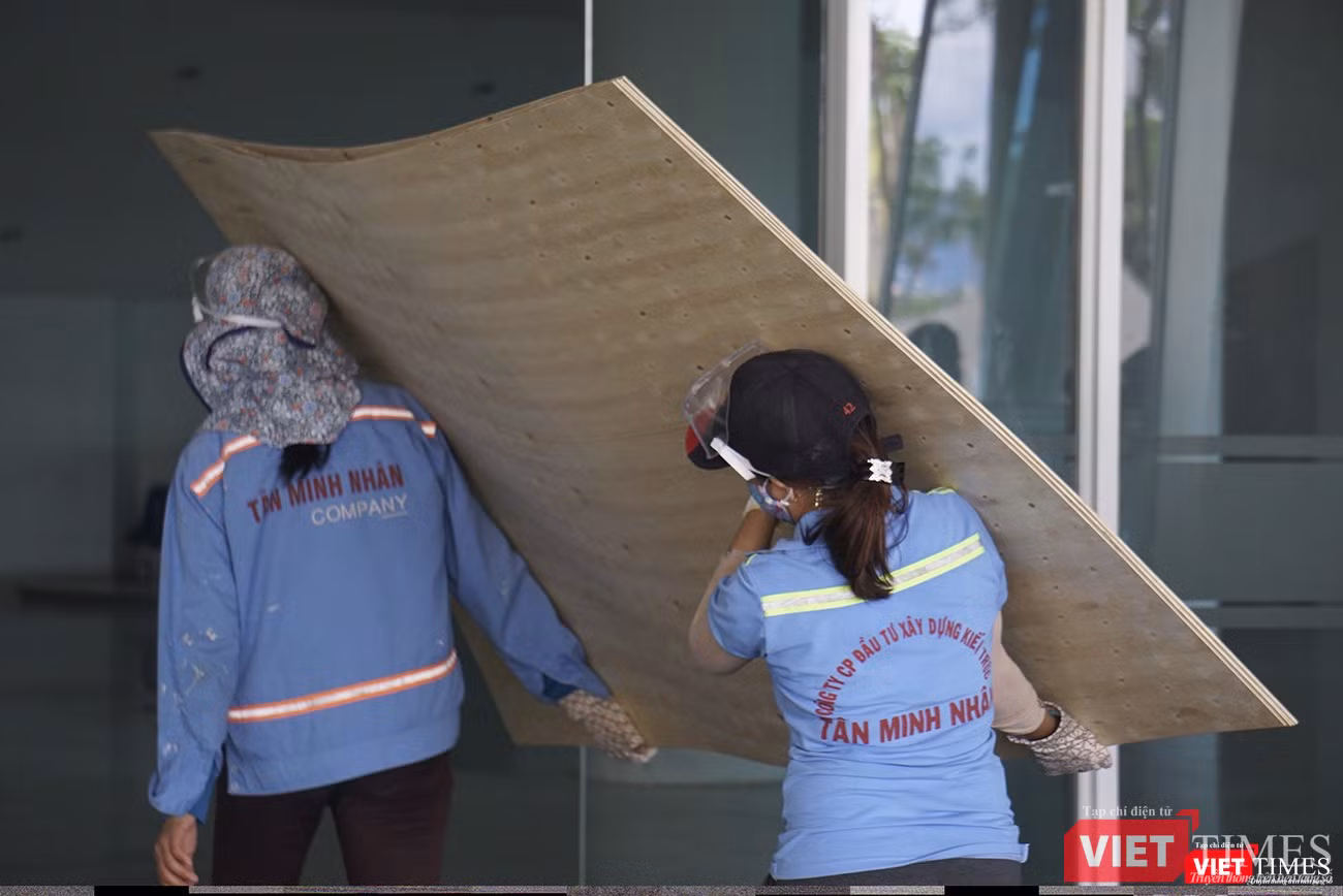 Công nhân thi công khẩn trương