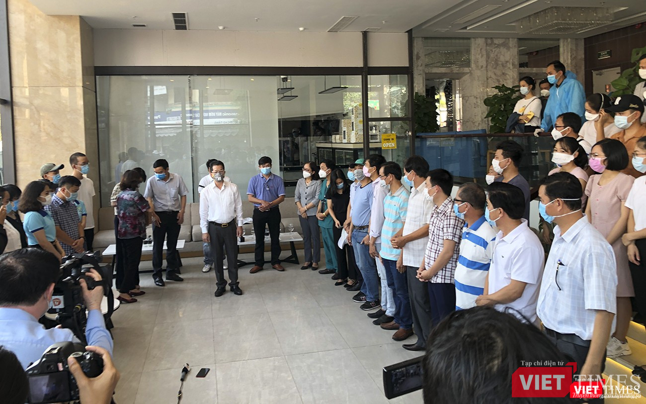 Ông Nguyễn Văn Quảng - Phó Bí thư Thường trực Thành ủy Đà Nẵng thay mặt chính quyền, nhân dân TP Đà Nẵng phát biểu cảm ơn các y bác sỹ trong buổi chia tay