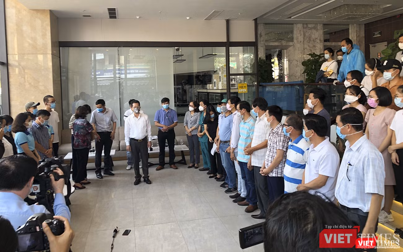 Ông Nguyễn Văn Quảng - Phó Bí thư Thường trực Thành ủy Đà Nẵng thay mặt chính quyền, nhân dân TP Đà Nẵng phát biểu cảm ơn các y bác sỹ trong buổi chia tay