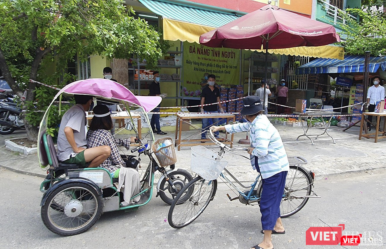 Người dân đến tự giáo mua vừa đủ nhu cầu