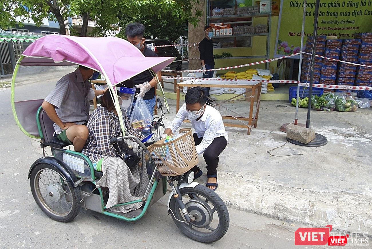 Hỗ trợ người dân gặp khó khăn