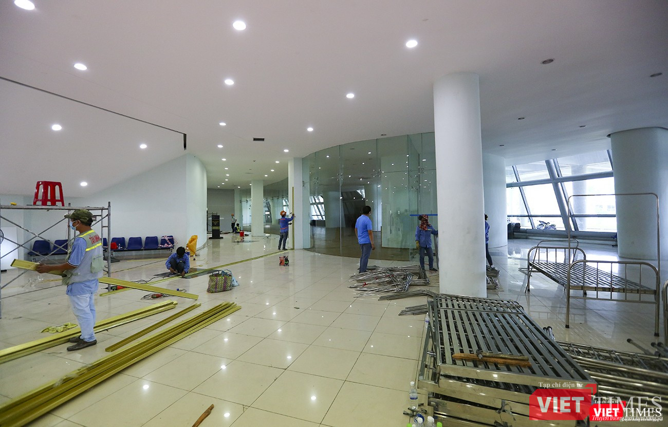 Phía bên ngoài, vật tư thiết bị được bố trí sẵn sàng