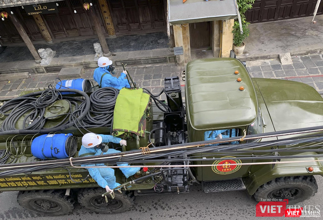 Thiết bị, xe máy di chuyển giữa các con phố cổ ở Hội An