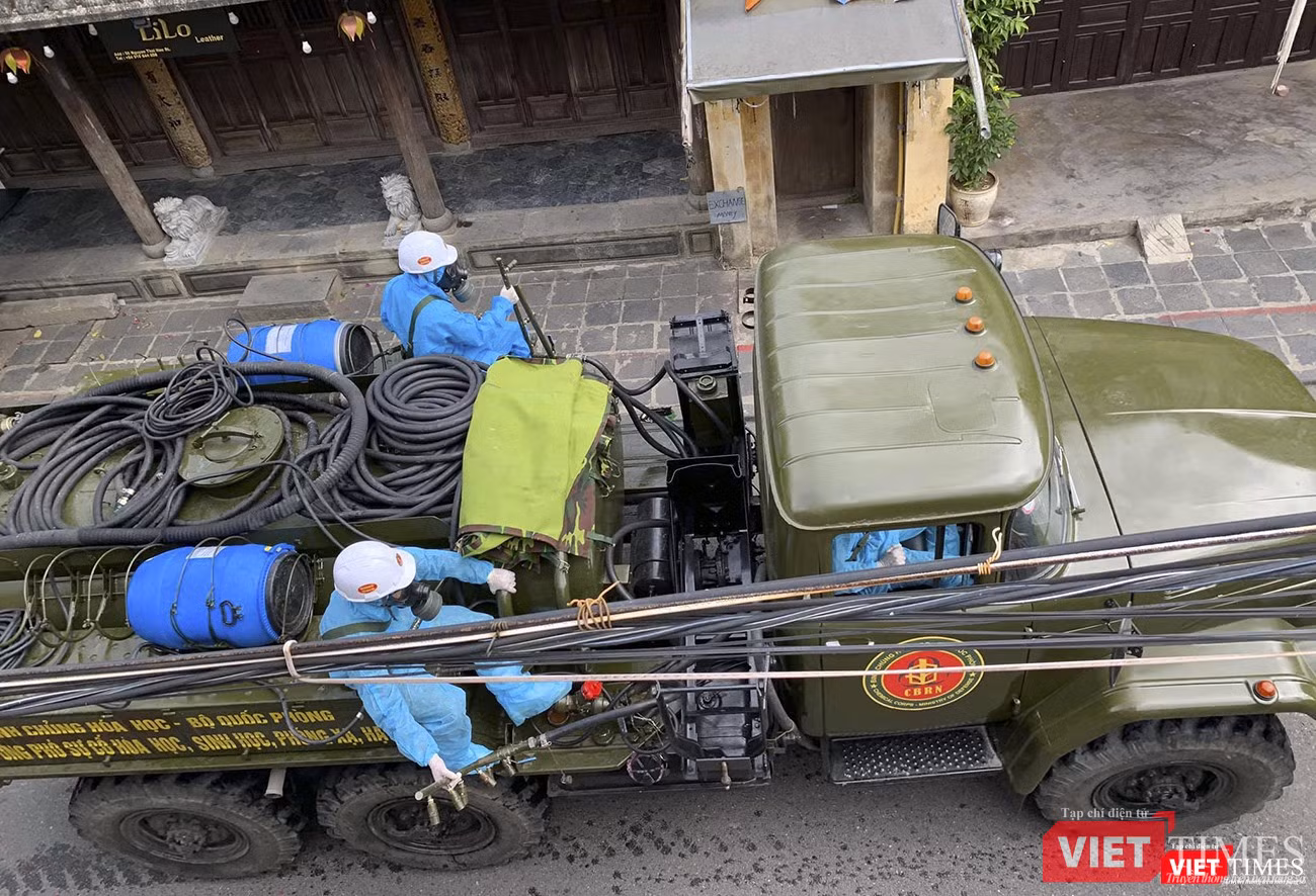 Thiết bị, xe máy di chuyển giữa các con phố cổ ở Hội An