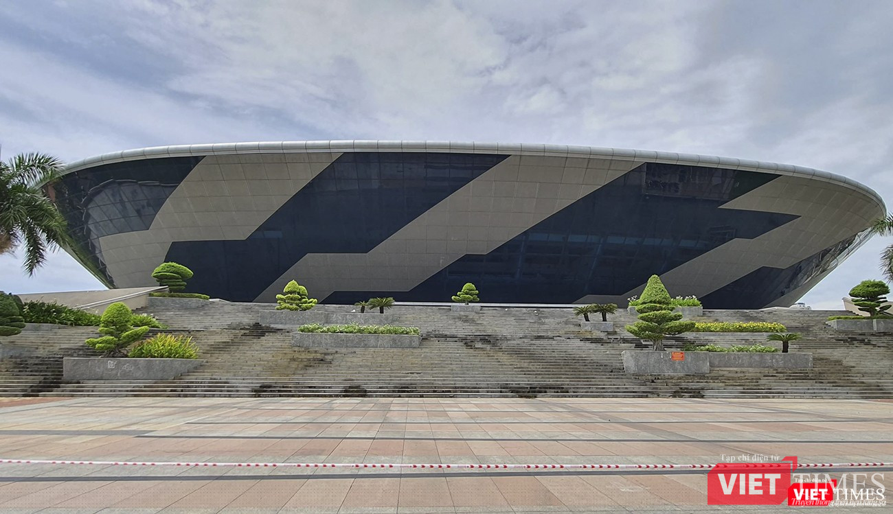 Cung thể thao Tiên Sơn nhìn từ bên ngoài